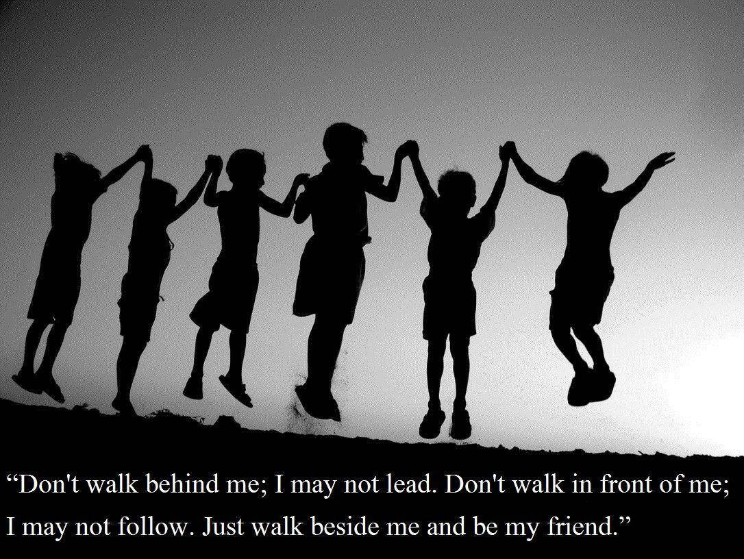 Friendship 桌布 壁紙 — 六個小孩的剪影在明亮的天空下快樂地排成一排跳躍，並帶有引文疊加。