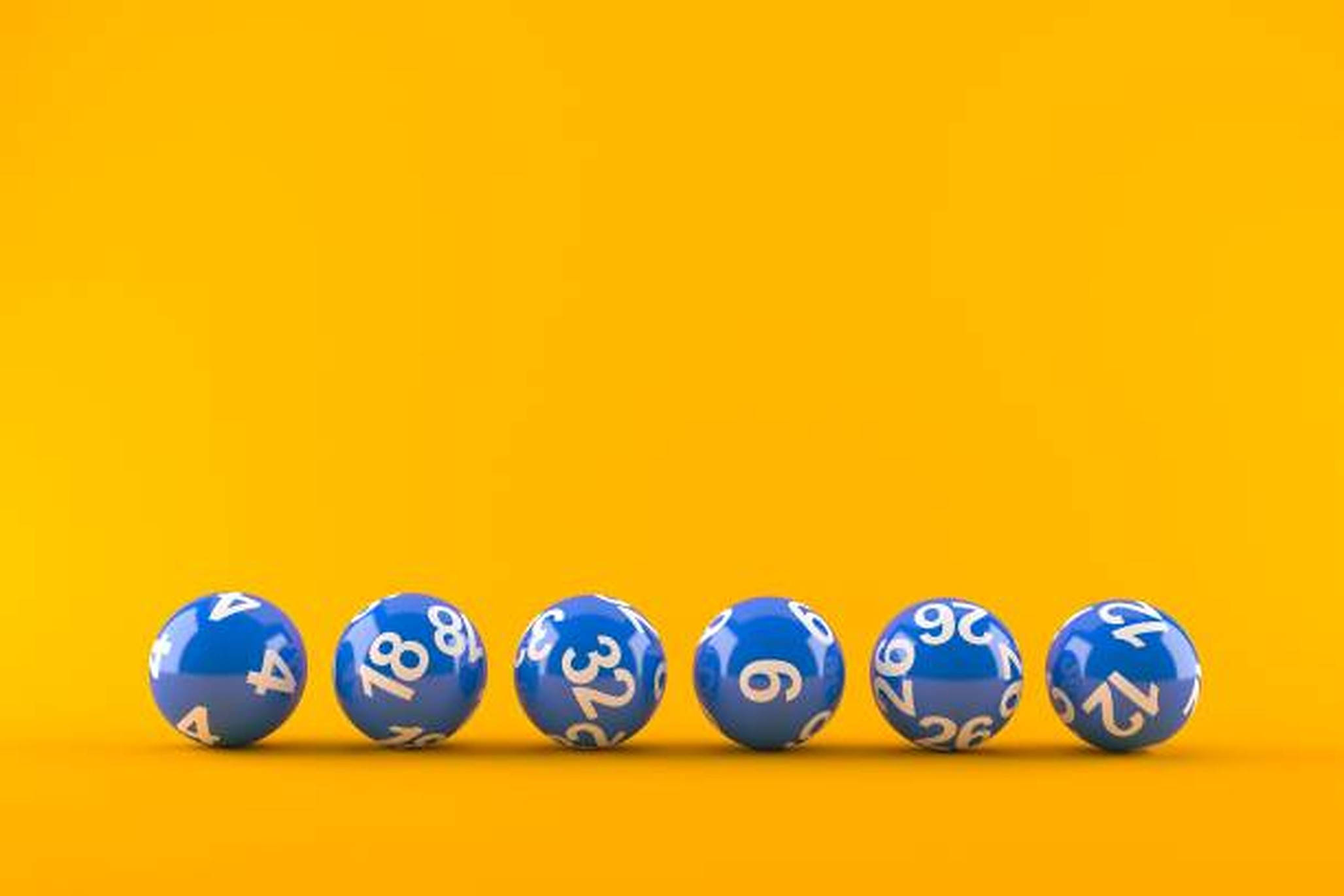 Lottery 桌布 壁紙 — 六個帶有白色數字的亮面藍色彩券球在鮮黃色背景上排成一排。