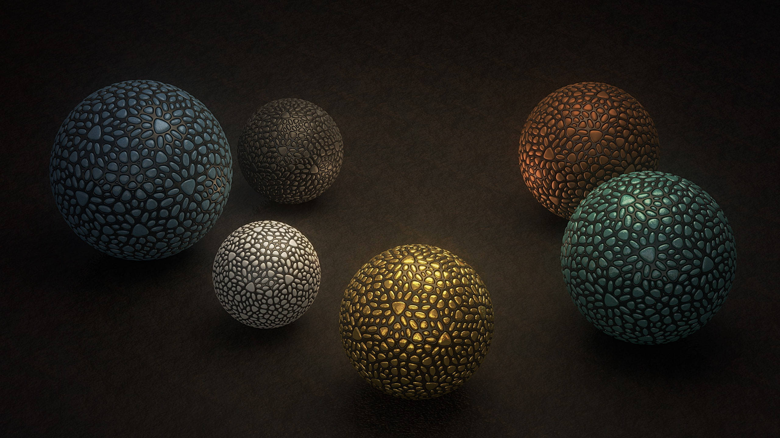 金屬質感 桌布 壁紙 — 六個帶有紋理的大地色調球體，在戲劇性燈光下放置於深色表面上。
