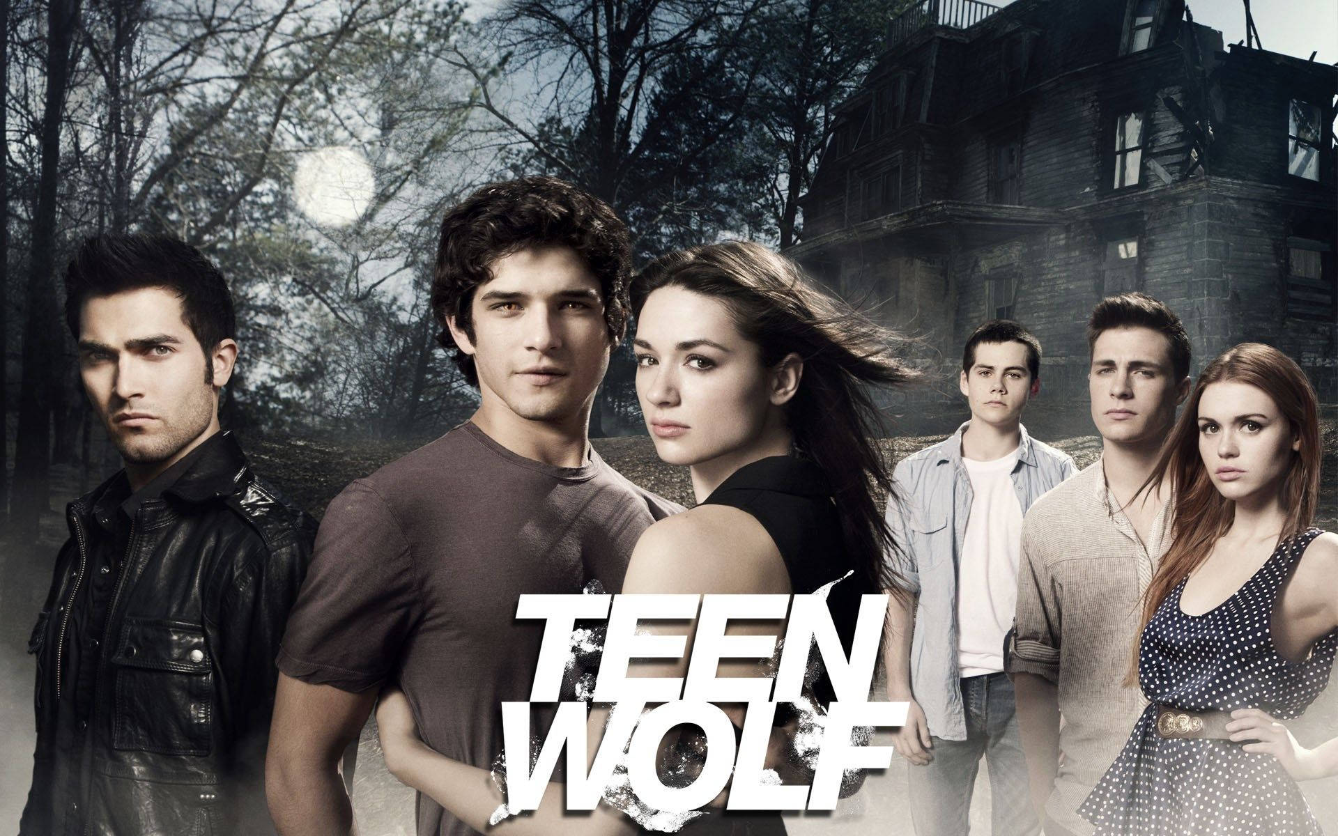 teen wolf 桌布 壁紙 — 六個年輕成年人站在霧氣瀰漫的森林中，身後有一座破敗的大宅，上方是一輪滿月。
