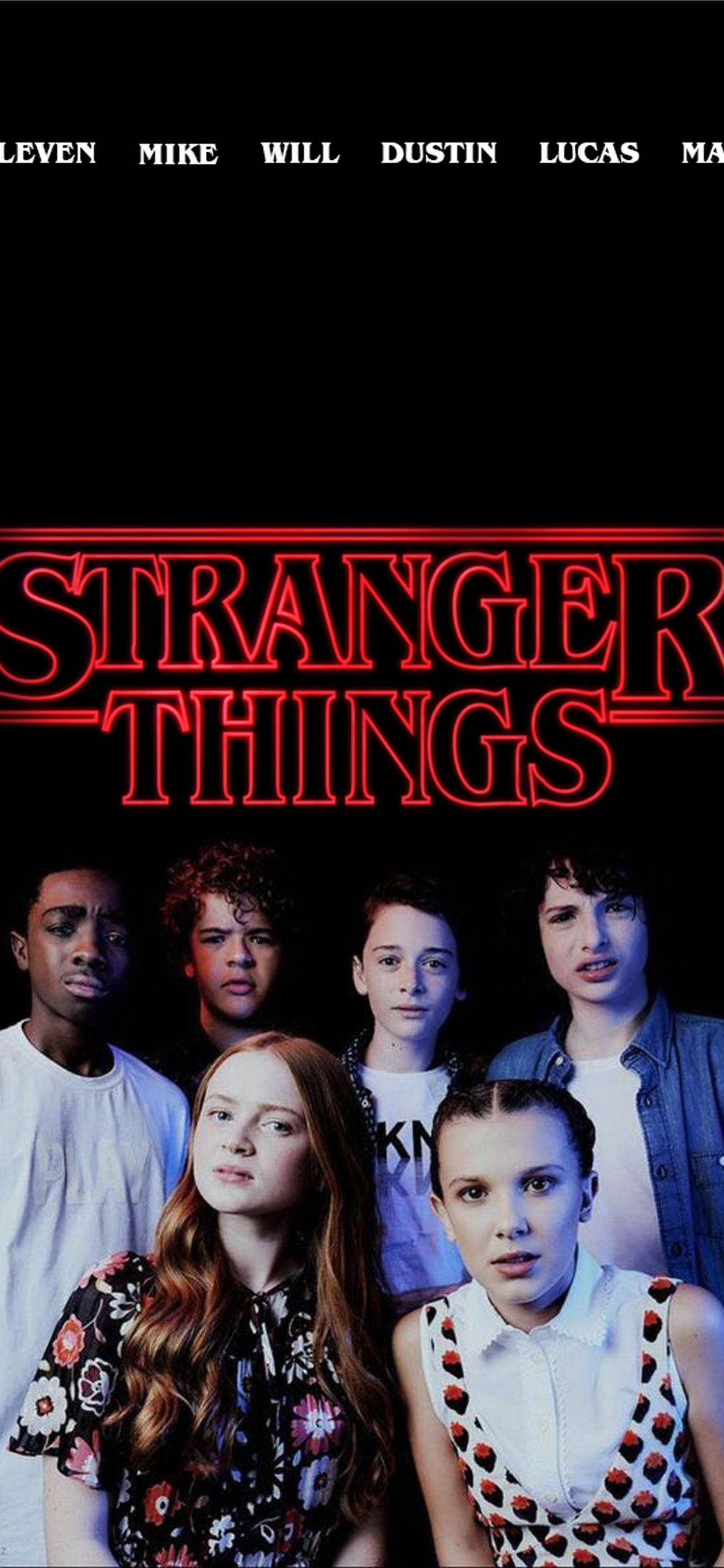 Stranger Things Aesthetic 桌布 壁紙 — 六個年輕角色在發光的紅色「怪奇物語」標題文字下，對著黑色背景強烈凝視。