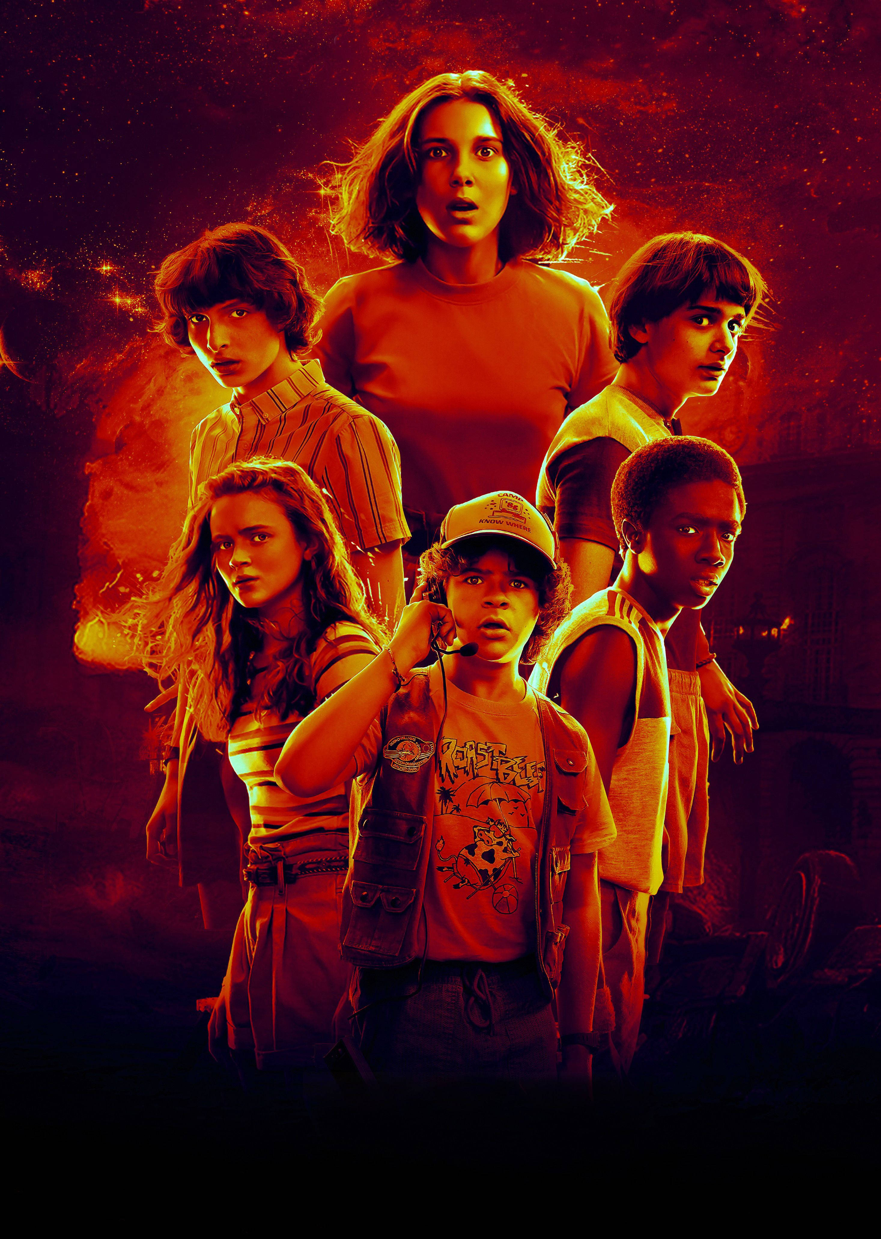 Stranger Things 3 桌布 壁紙 — 六個年輕角色帶著震驚的表情，站在一個以紅色和橙色色調發光的熾熱宇宙背景前。