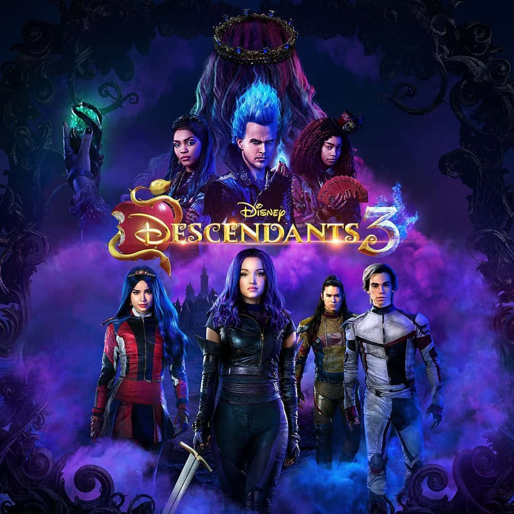 Descendants 桌布 壁紙 — 六個年輕角色穿著奇幻服裝，站在發光的標題前，背景是深紫色煙霧狀並帶有華麗的黑色漩渦。