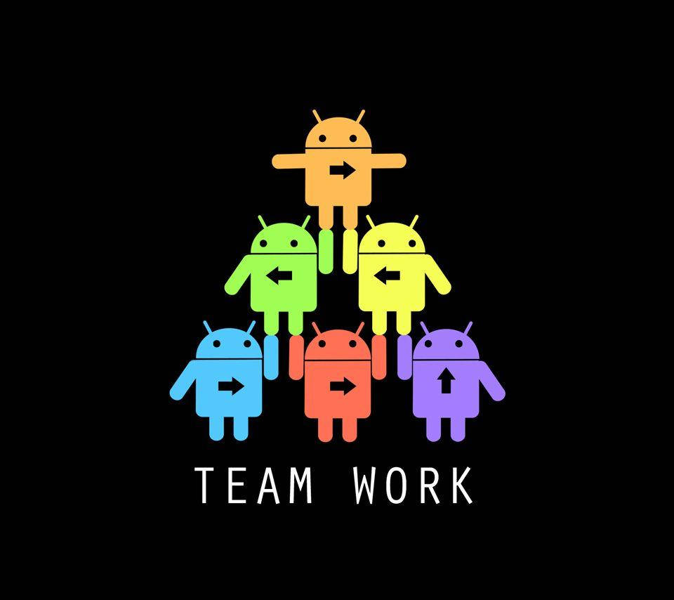 Teamwork 桌布 壁紙 — 六個彩色Android機器人圖示形成一個向內指的三角形，下方有「TEAM WORK」文字，背景為黑色。