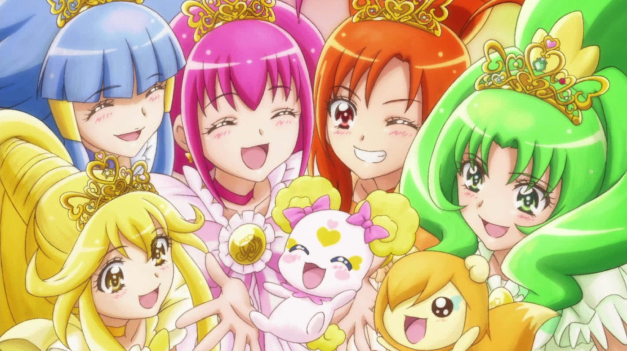 Glitter Force 桌布 壁紙 — 六個快樂的動畫女孩，擁有色彩繽紛的頭髮和皇冠，圍繞著一個微笑的粉紅色生物，全都散發著喜悅。
