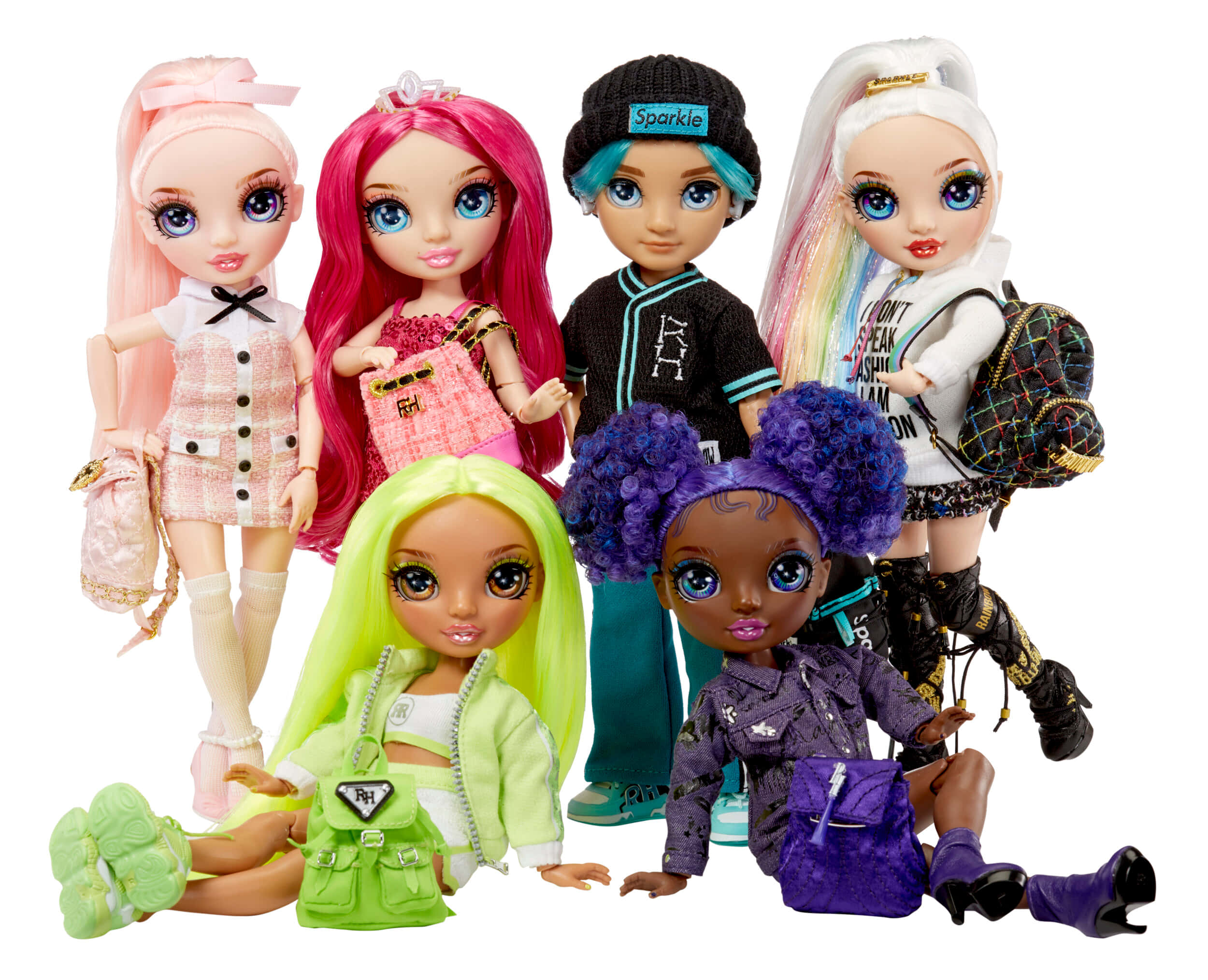 Dolls 桌布 壁紙 — 六個時尚前衛的娃娃，擁有充滿活力的頭髮和時尚的服裝，在潔白的背景前自信地擺姿勢。