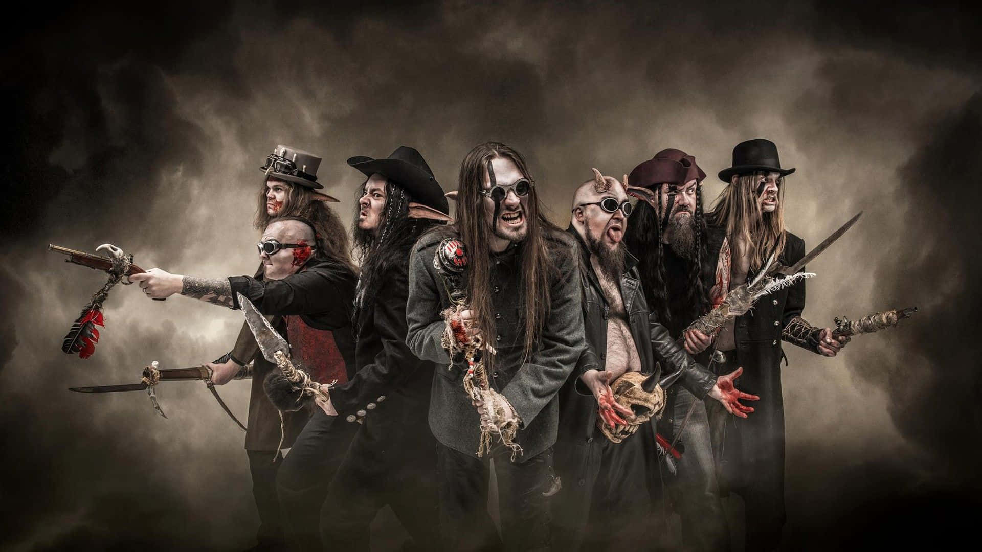 Heavy Metal 桌布 壁紙 — 六個海盜組成的威脅性樂團，帶著怪誕的化妝和武器，在煙霧瀰漫的黑暗氣氛中擺姿勢。