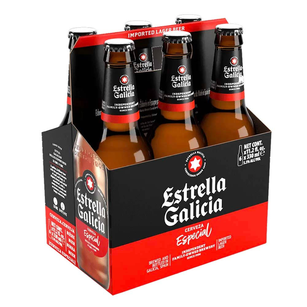 Beer 桌布 壁紙 — 六個琥珀色玻璃瓶的Estrella Galicia啤酒，裝在一個大膽的黑色和紅色紙板提架上，背景為白色。