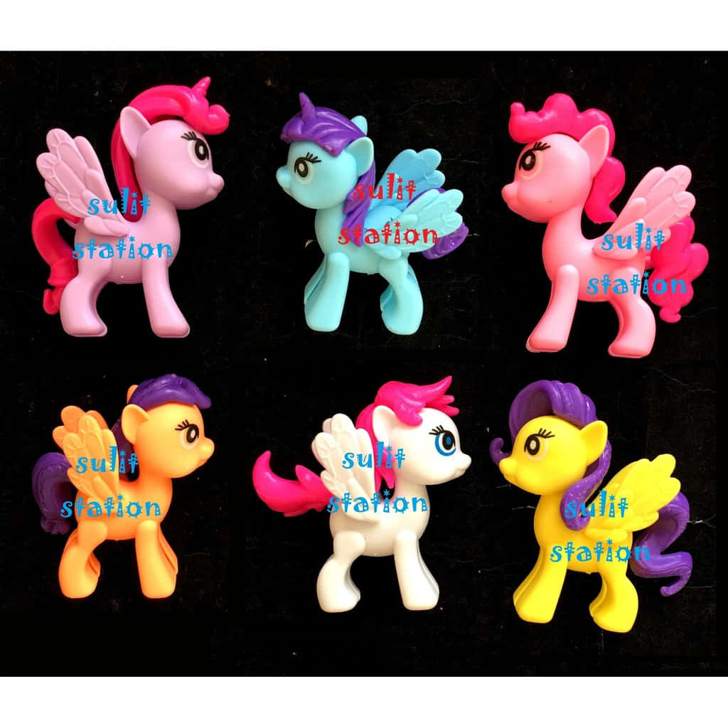 彩虹小馬 桌布 壁紙 — 六個色彩繽紛的My Little Pony玩具公仔，帶有翅膀和獨特的髮色，站在黑色背景前。