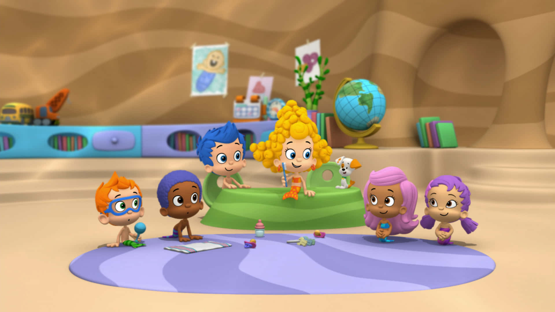 Bubble Guppies 桌布 壁紙 — 六個色彩繽紛的卡通小孩，頭髮鮮豔，在一個充滿玩具和地球儀的沙地教室裡一起玩耍。