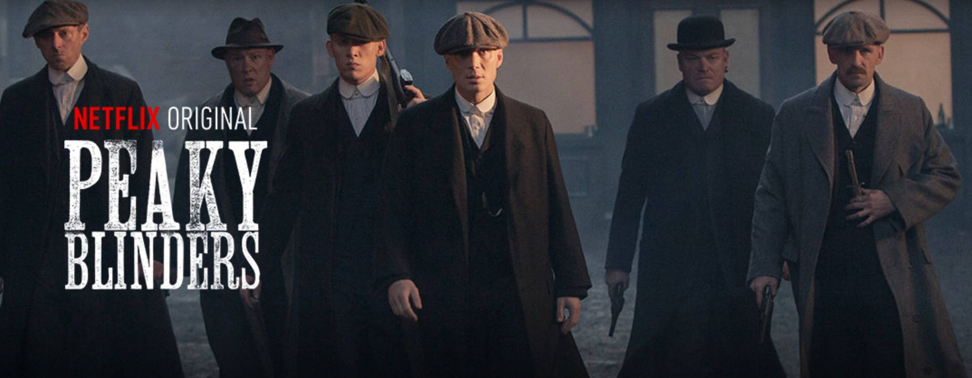 六個身穿深色大衣、戴帽子的男人在 Peaky Blinders 的霧氣街道場景中手持槍支。 — Peaky Blinders 壁紙
