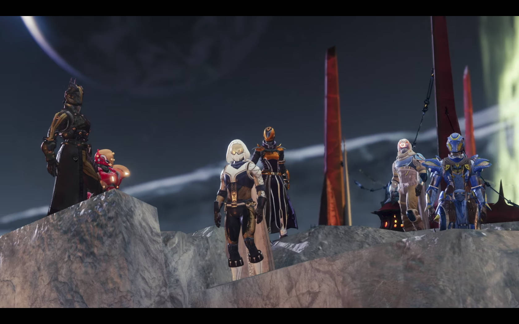 destiny 2 shadowkeep 桌布 壁紙 — 六個身穿盔甲的角色站在岩石露頭上，天空陰暗，附近有大月亮和發光結構。