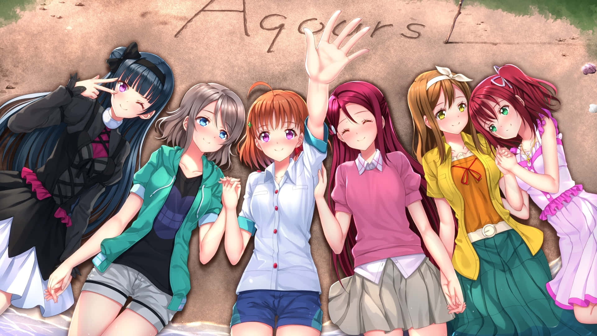 Anime Group 桌布 壁紙 — 六個身穿色彩繽紛服裝的動漫女孩躺在沙地上，在明亮的陽光下揮手微笑。