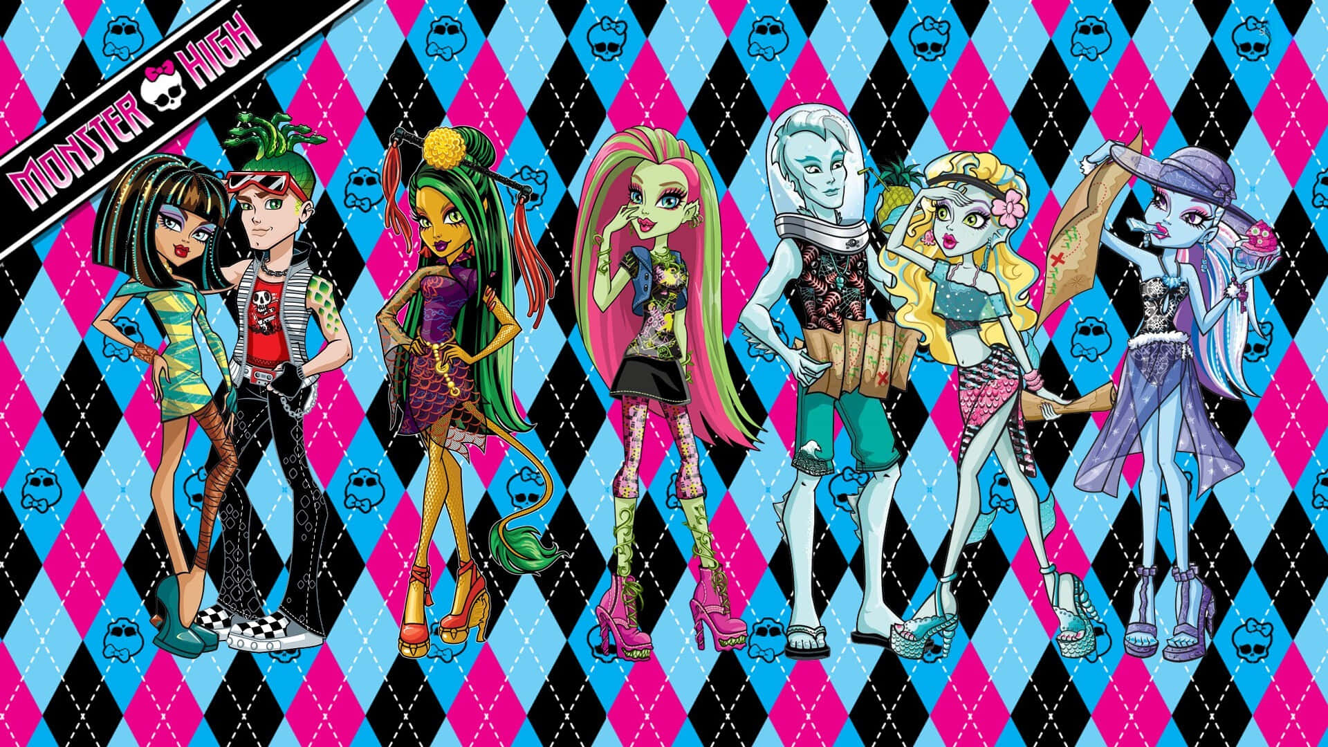 Monster High 桌布 壁紙 — 六個風格化的Monster High角色在充滿活力的粉紅、藍、黑菱形格紋背景上自信地擺姿勢，背景帶有骷髏圖案。