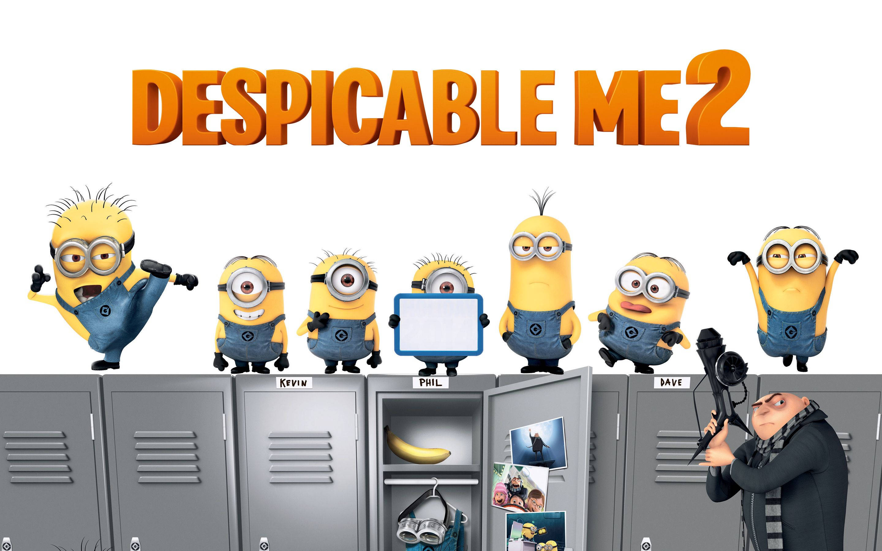 Despicable Me 2 桌布 壁紙 — 六個黃色小小兵穿著藍色吊帶褲，在灰色置物櫃旁開心地擺姿勢，而格魯從後面瞄準武器。