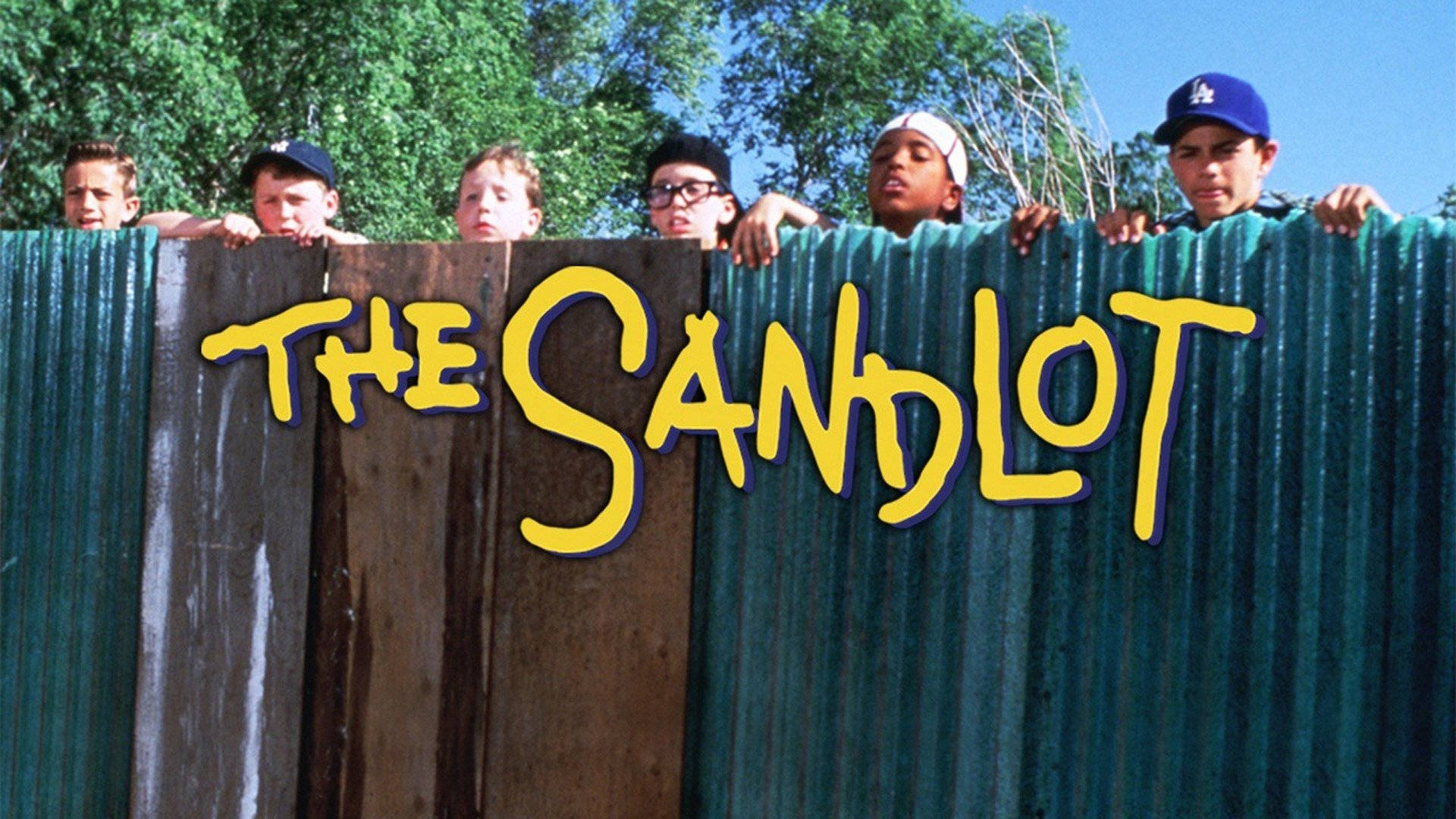六名戴著棒球帽的男孩從綠色柵欄上方窺視，標題為「The Sandlot」。 — 小孩動圖 壁紙