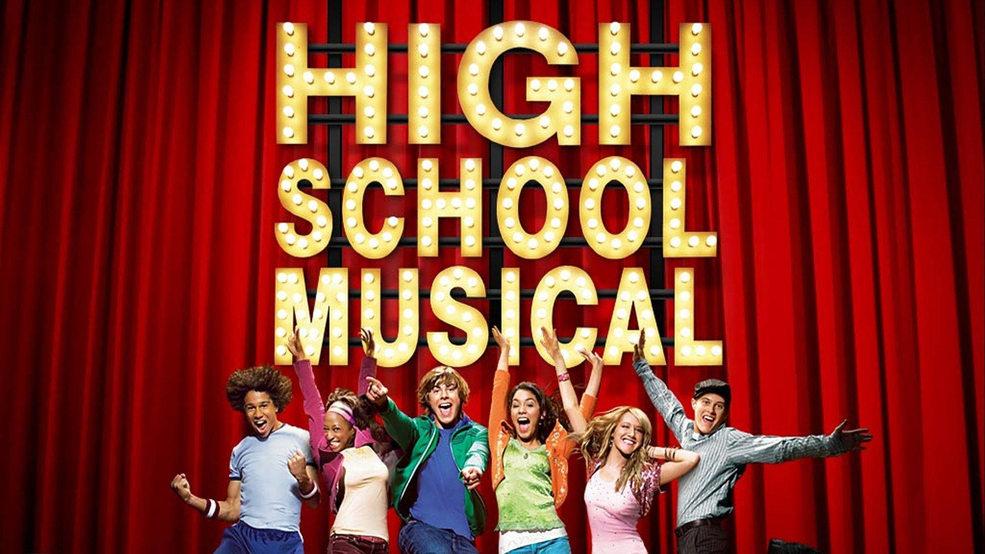 迪士尼頻道 桌布 壁紙 — 六名快樂的高中生在紅色帷幕前，於閃爍的「HIGH SCHOOL MUSICAL」燈牌下擺出充滿活力的姿勢。
