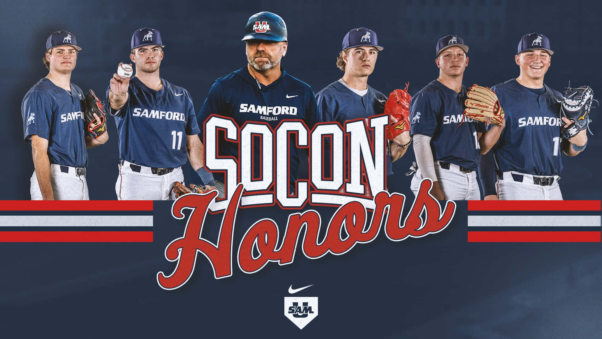 College Baseball 桌布 壁紙 — 六名森佛棒球球員和教練身穿海軍藍制服，在深藍色背景前擺姿勢，背景上有粗體紅白SOCON Honors文字。
