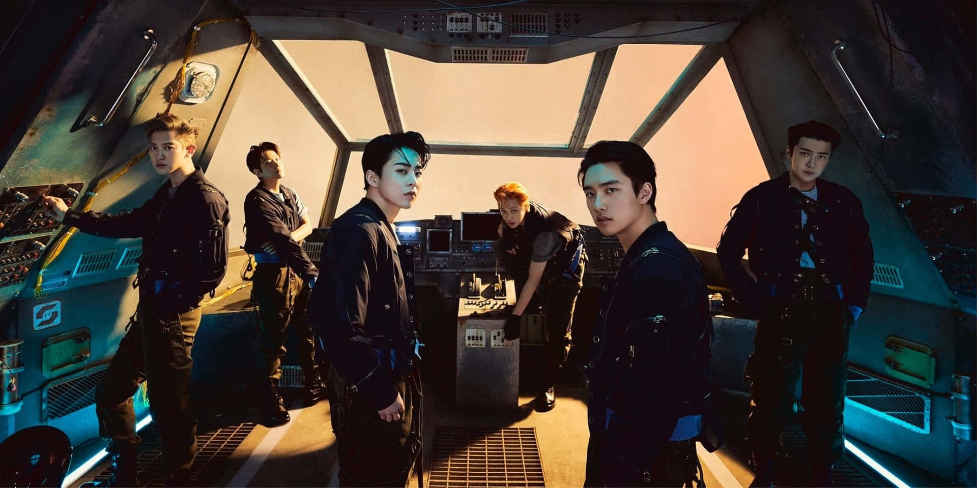 EXO 桌布 壁紙 — 六名身穿深色未來裝備的男子站在科幻太空船駕駛艙內，沐浴在溫暖的橙色和冷藍色燈光中。