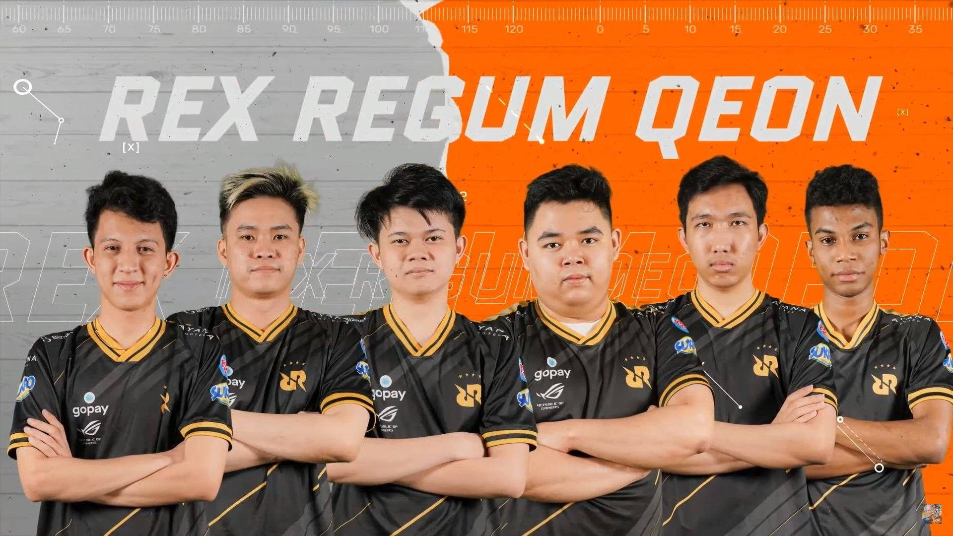 Team 桌布 壁紙 — 六名身穿黑色和金色球衣的電競運動員自信地交叉雙臂，站在灰色和橙色分割的背景前，並帶有粗體文字。