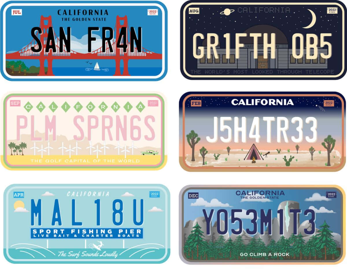 License Plate 桌布 壁紙 — 六塊色彩繽紛的加州車牌，每塊均展示標誌性的州內地標和主題，如金門大橋、天文台、風車、沙漠營地、釣魚碼頭和攀岩。
