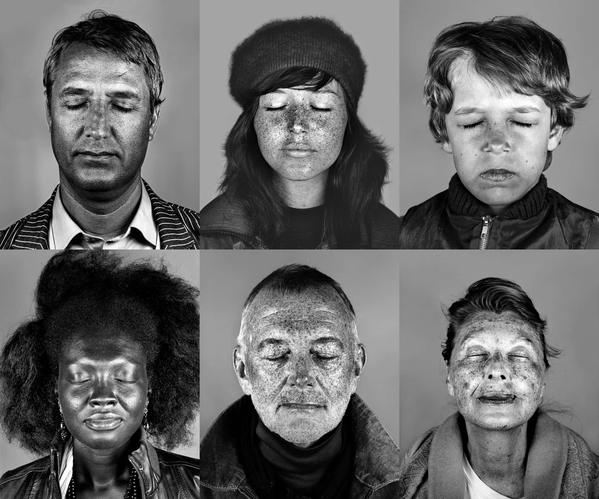 Scary Black And White 桌布 壁紙 — 六張不同人士閉上眼睛的黑白肖像，展現平靜或沉思的表情。