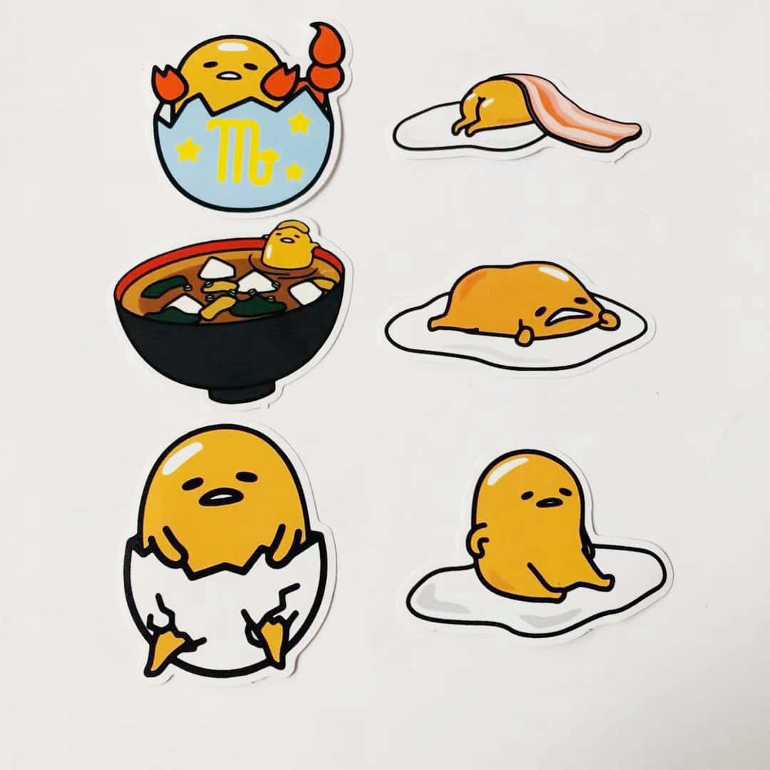 一套六張 Gudetama 貼紙，展示懶惰蛋角色在不同場景中。 — 蛋黃哥 壁紙