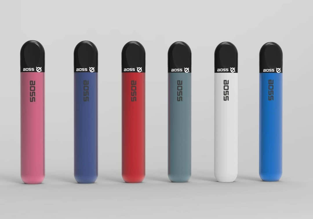 Device 桌布 壁紙 — 六支纖細的電子煙筆，顏色有粉紅、藍、紅、灰、白和藍，排列在一排，背景是中性灰色。