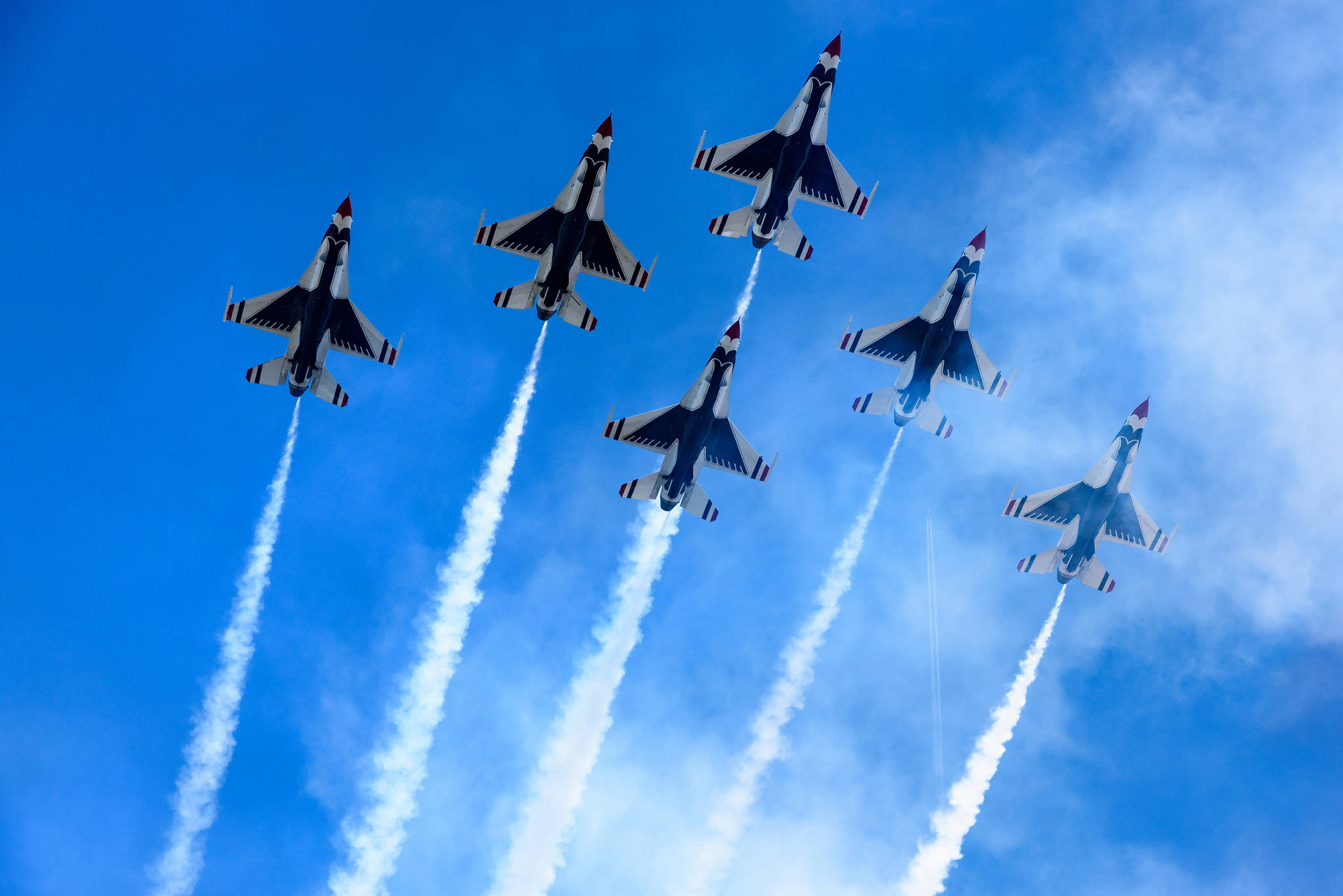 Air Force 桌布 壁紙 — 六架戰鬥機在明亮的藍天下緊密編隊飛行，留下白色煙霧尾跡。
