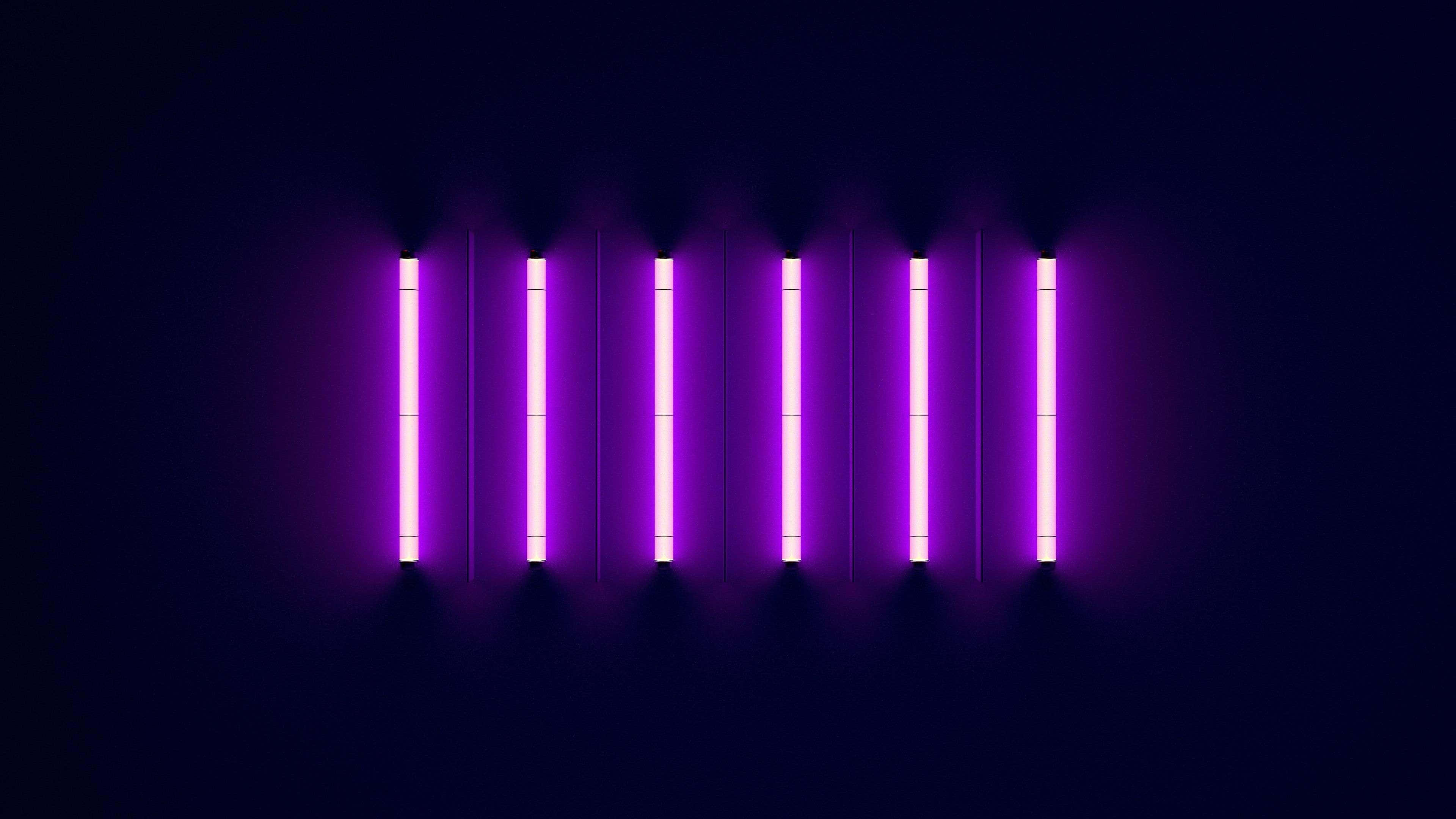 Blue And Pink Aesthetic Neon 桌布 壁紙 — 六根發光的紫色霓虹燈管在深黑色背景上以對稱排列方式投射出耀眼的光芒。