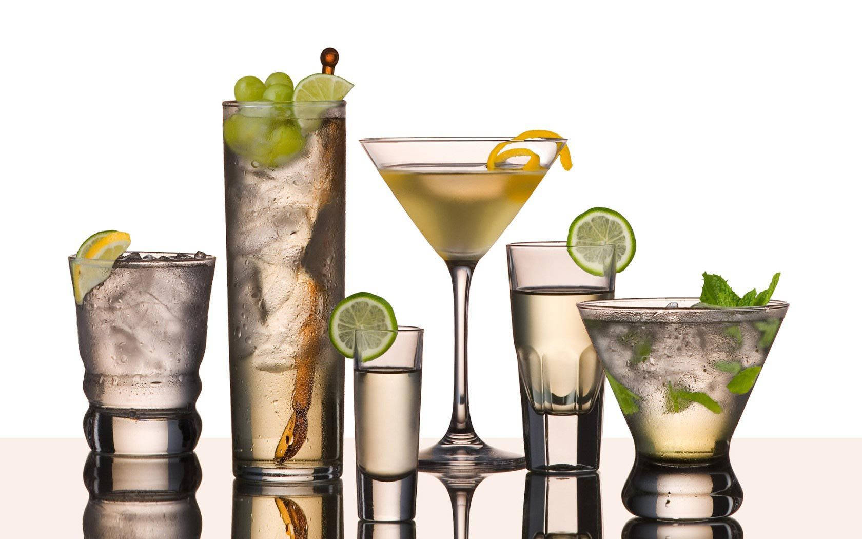 Drink 桌布 壁紙 — 六款時尚雞尾酒，盛載於不同酒杯中，以青檸、薄荷和葡萄裝飾，置於反光表面上，襯以純白背景。