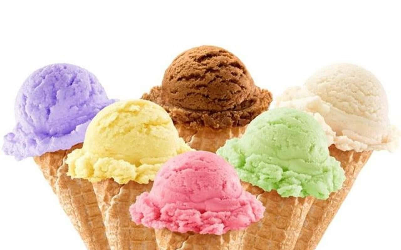 Ice Cream 桌布 壁紙 — 六球色彩繽紛的冰淇淋放在鬆餅筒中，以扇形排列在潔白背景上。