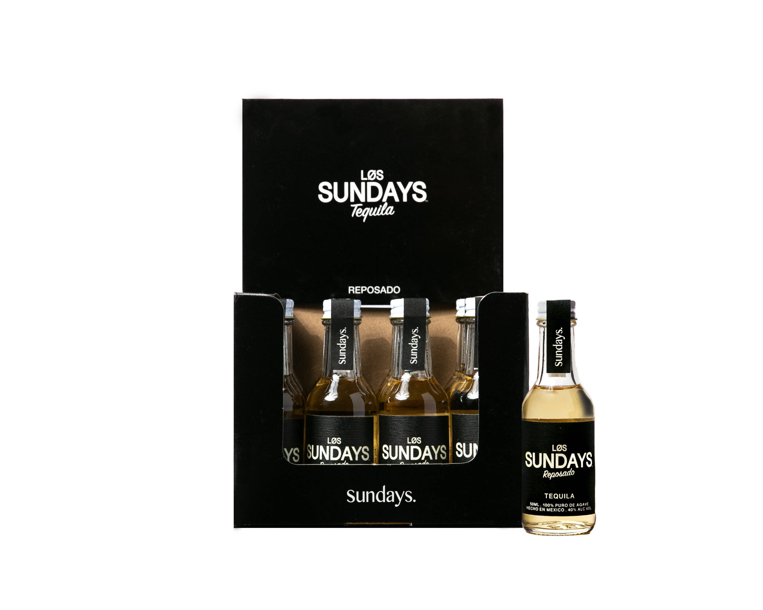 bottle 桌布 壁紙 — 六瓶 Los Sundays Reposado 龍舌蘭迷你酒瓶放在一個時尚的黑色盒子裡，旁邊放著一瓶，背景為白色。