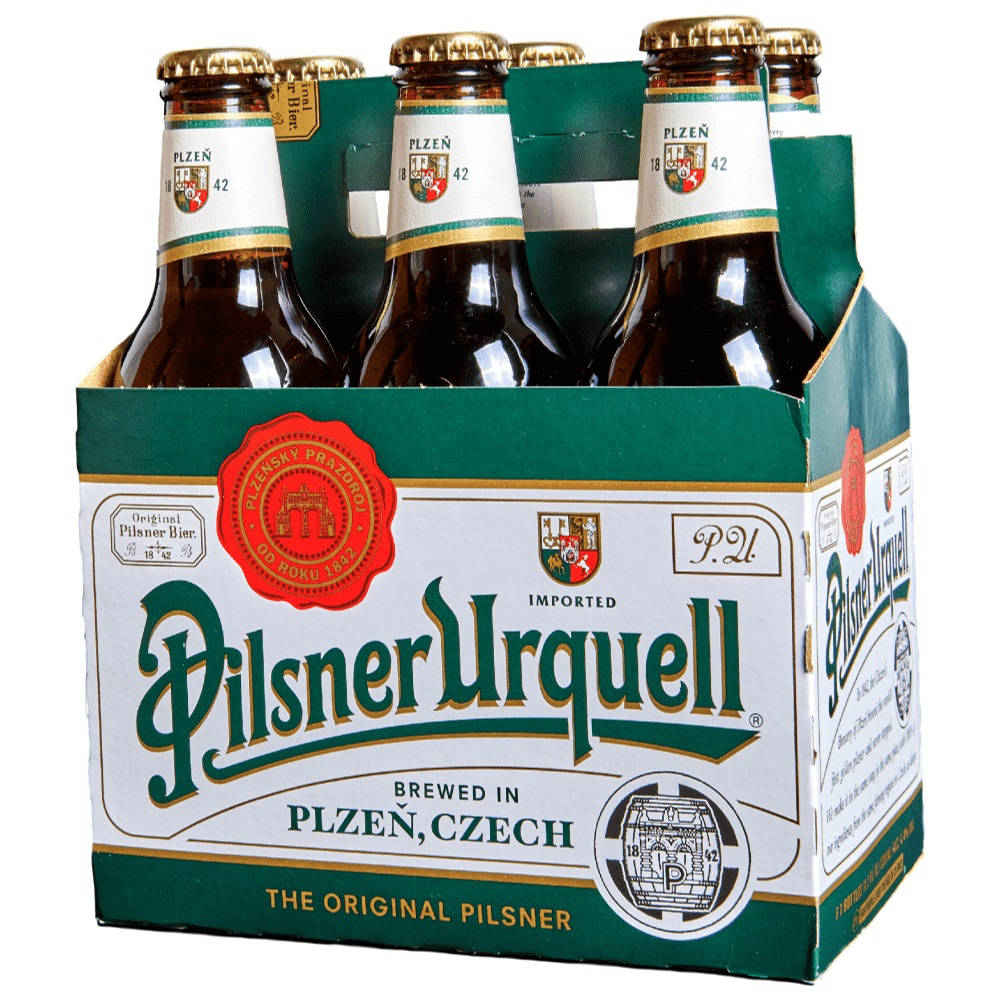 Beer Bottle 桌布 壁紙 — 六瓶Pilsner Urquell啤酒，裝在綠色和白色的紙板提架中，帶有紅色封條和金色裝飾。