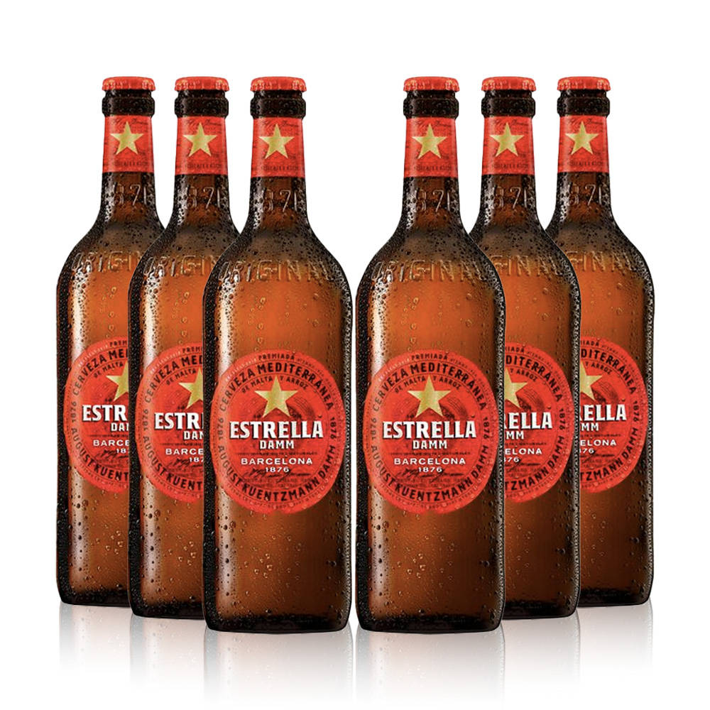 alcohol 桌布 壁紙 — 六瓶冰涼的Estrella Damm啤酒瓶帶有水珠，排成一排，背景為白色。