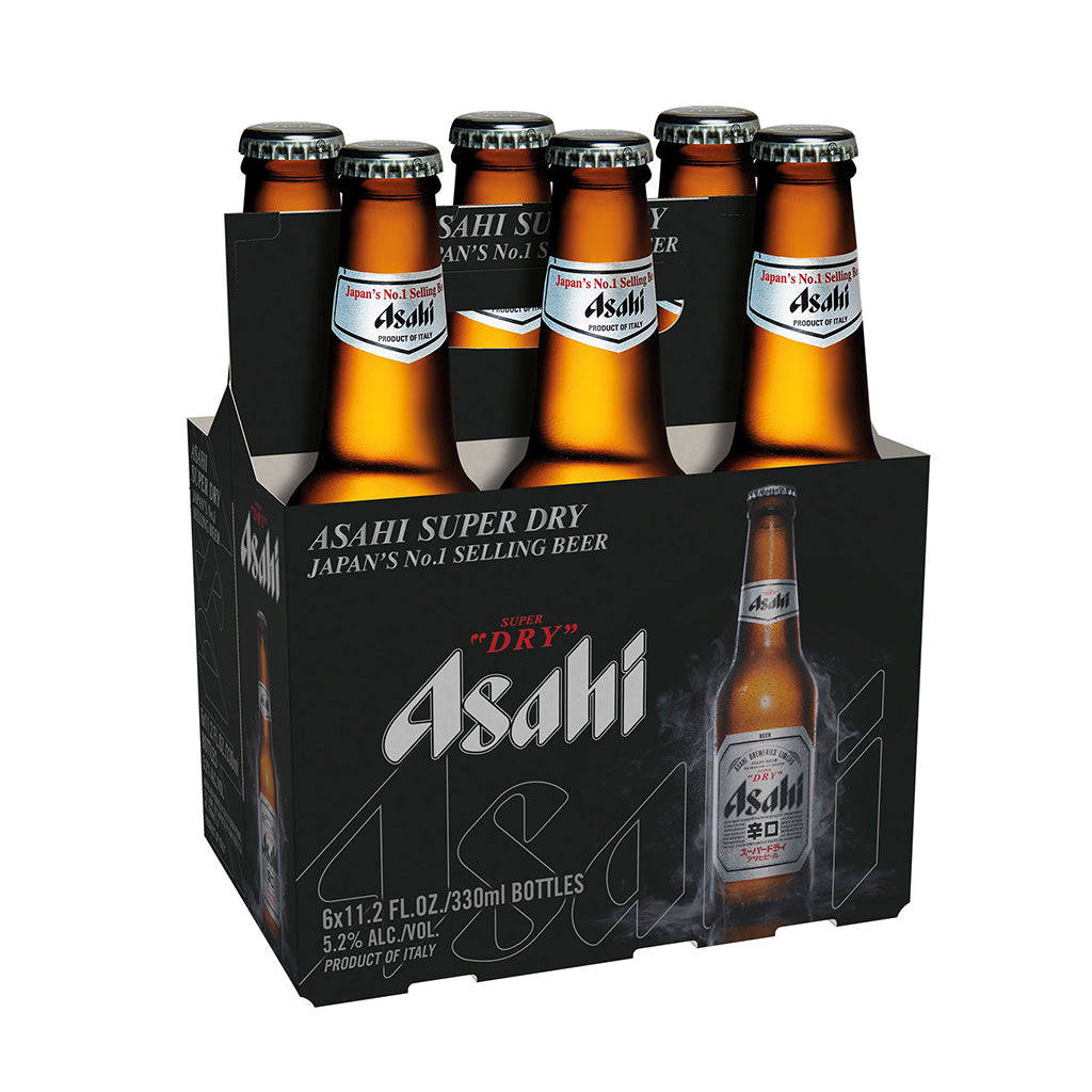 Beer 桌布 壁紙 — 六瓶琥珀色的Asahi Super Dry啤酒，裝在時尚的黑色紙板手提箱中，帶有醒目的品牌標識和產品詳細資訊。