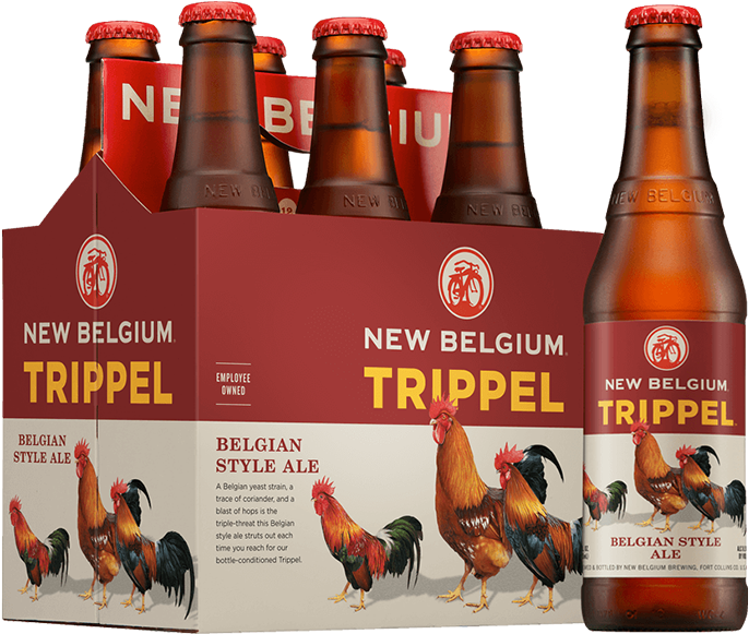 比利時 桌布 壁紙 — 六瓶琥珀色的New Belgium Trippel啤酒，帶紅色瓶蓋，旁邊放著一個配對的紙板手提架，上面有公雞和醒目的品牌標誌。
