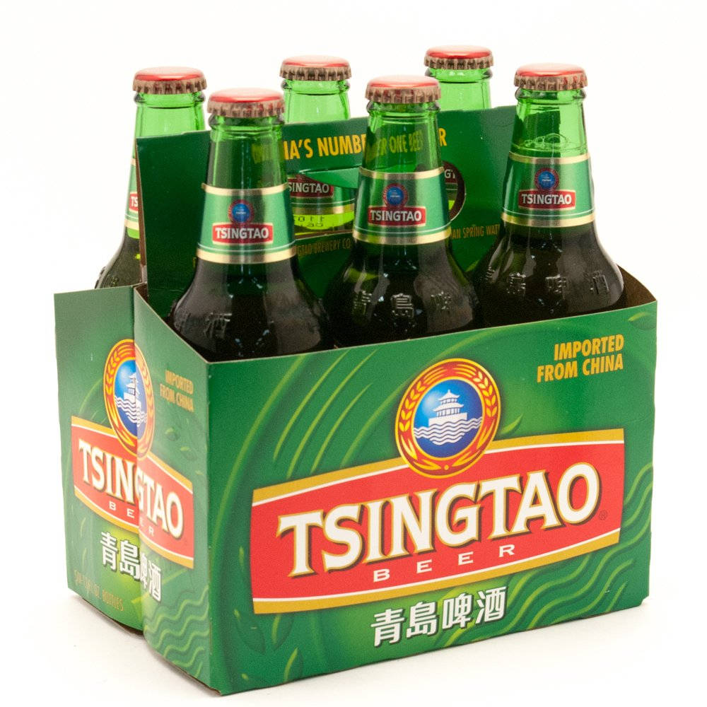 booze 桌布 壁紙 — 六瓶青島啤酒裝在一個綠色紙板提籃中，帶有紅色和金色的品牌標識，背景為白色。