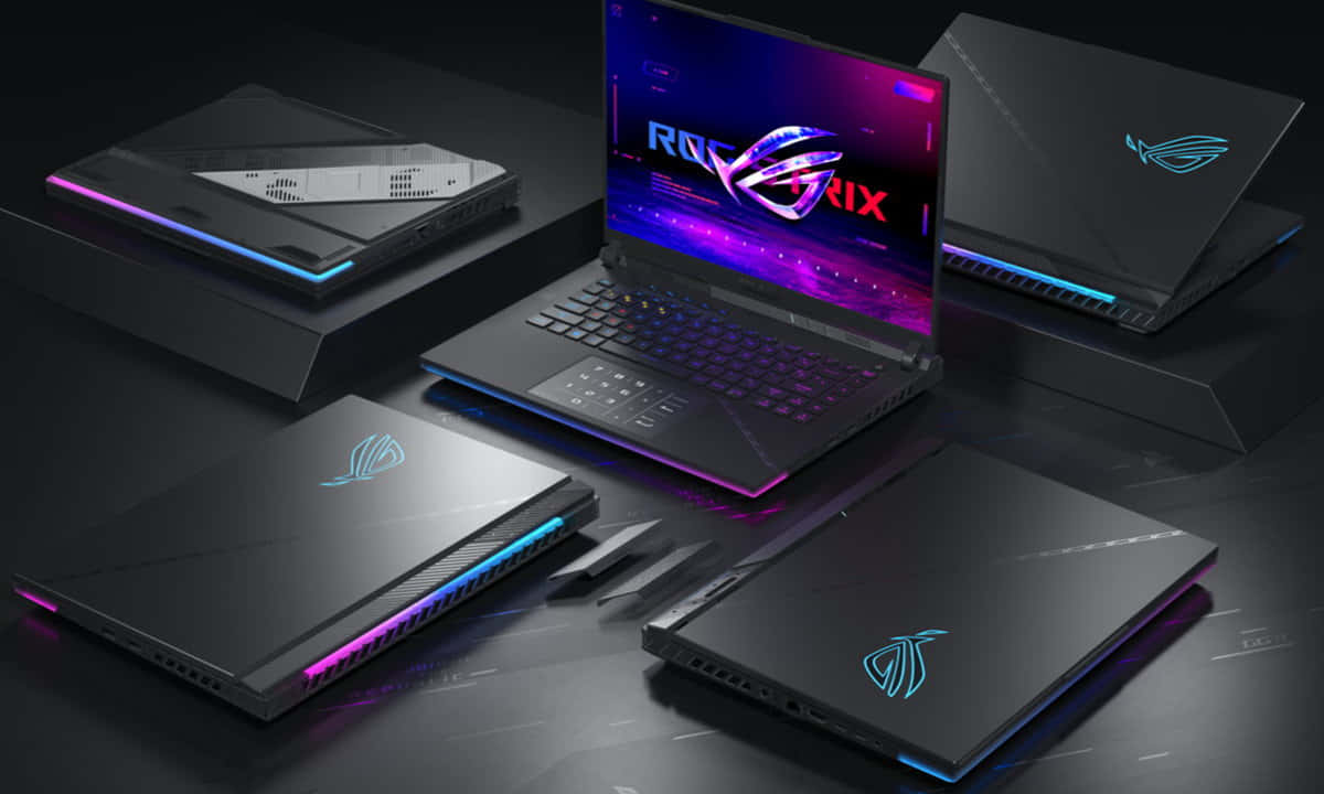 華碩 ROG 桌布 壁紙 — 六部時尚黑色 ROG 遊戲筆記型電腦動態排列，邊緣和螢幕上散發著鮮豔的 RGB 燈光。