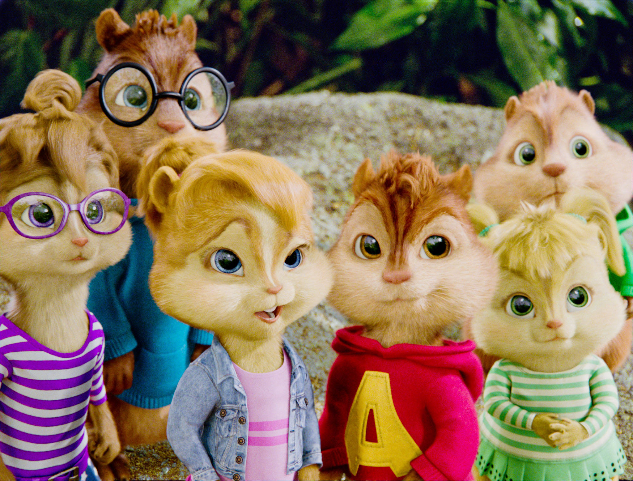 Chipmunks 桌布 壁紙 — 六隻動畫花栗鼠穿著色彩繽紛的服裝和眼鏡，在茂密的綠色森林背景下一起擺姿勢。