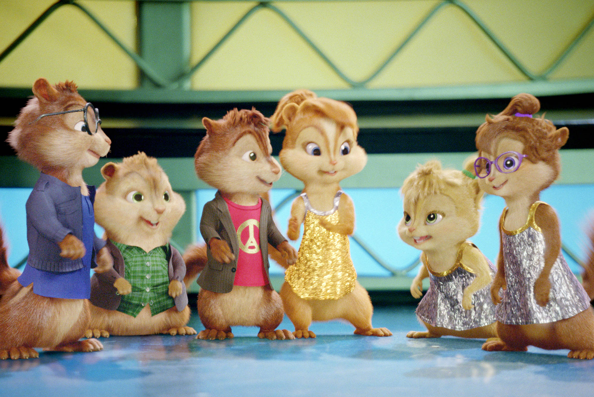 Chipmunks 桌布 壁紙 — 六隻動畫花栗鼠穿著色彩繽紛的服裝，在幾何天花板下的藍色舞台上愉快地擺姿勢。