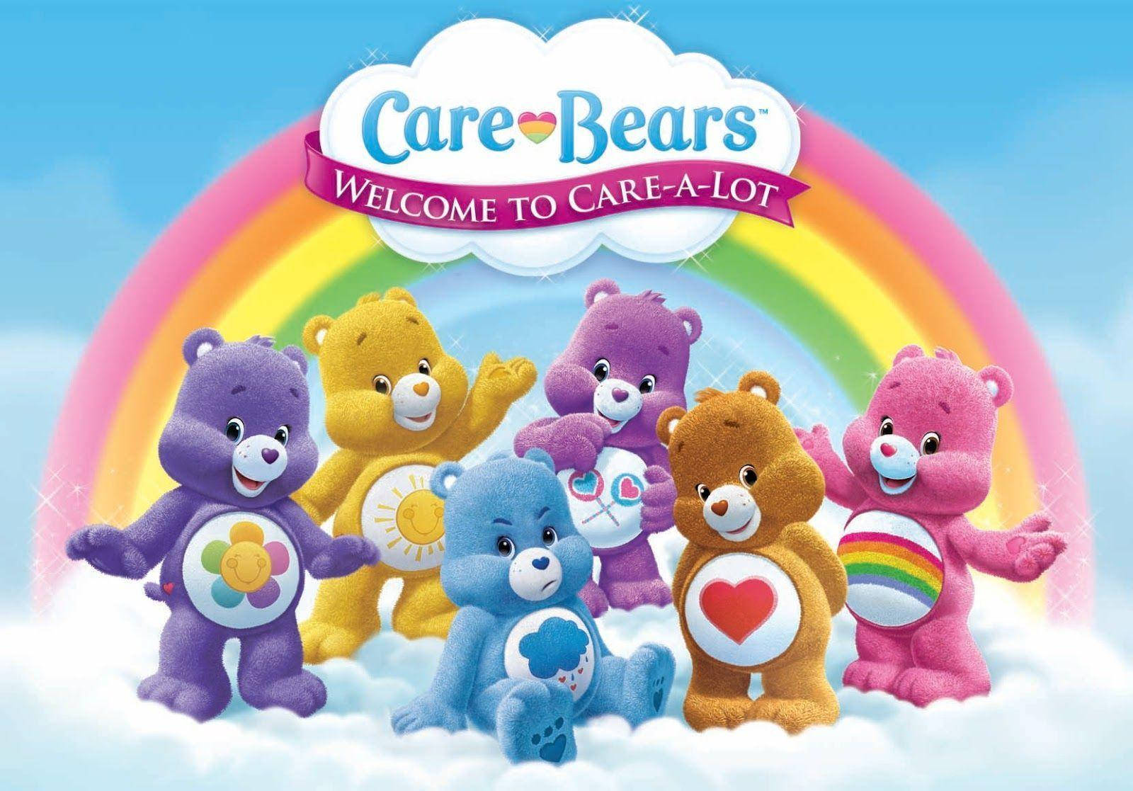 彩虹熊 桌布 壁紙 — 六隻色彩繽紛的Care Bears站在蓬鬆的雲朵上，下方有明亮的彩虹和『歡迎來到Care-A-Lot』標誌。
