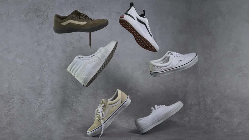 Vans 桌布 壁紙 — 六雙Vans運動鞋在紋理灰色混凝土牆前懸浮於半空，動感十足的攝影棚拍攝。