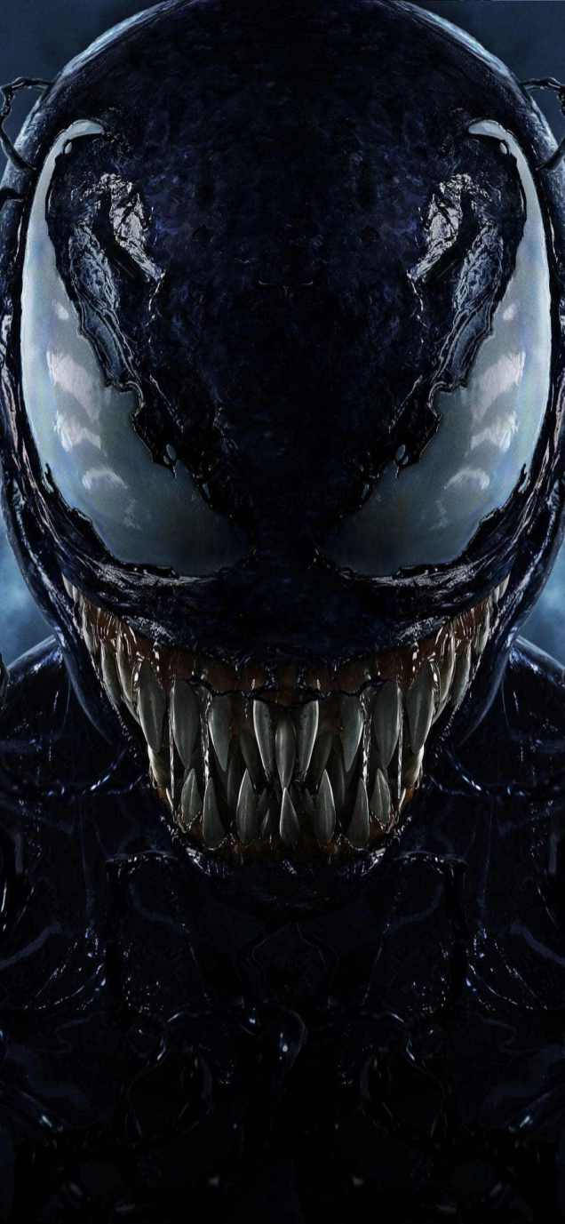 evil smile 桌布 壁紙 — 共生體猛毒的特寫，帶有發光的白色眼睛和鋒利的牙齒，背景是黑暗煙霧繚繞。