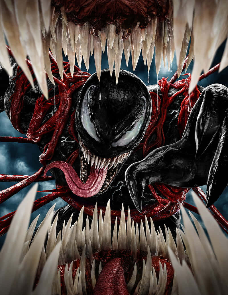 Venomized 桌布 壁紙 — 共生體猛毒的特寫，帶有發光的白色眼睛、鋒利的牙齒和紅色觸手，背景是黑暗風暴的天空，充滿威脅感。