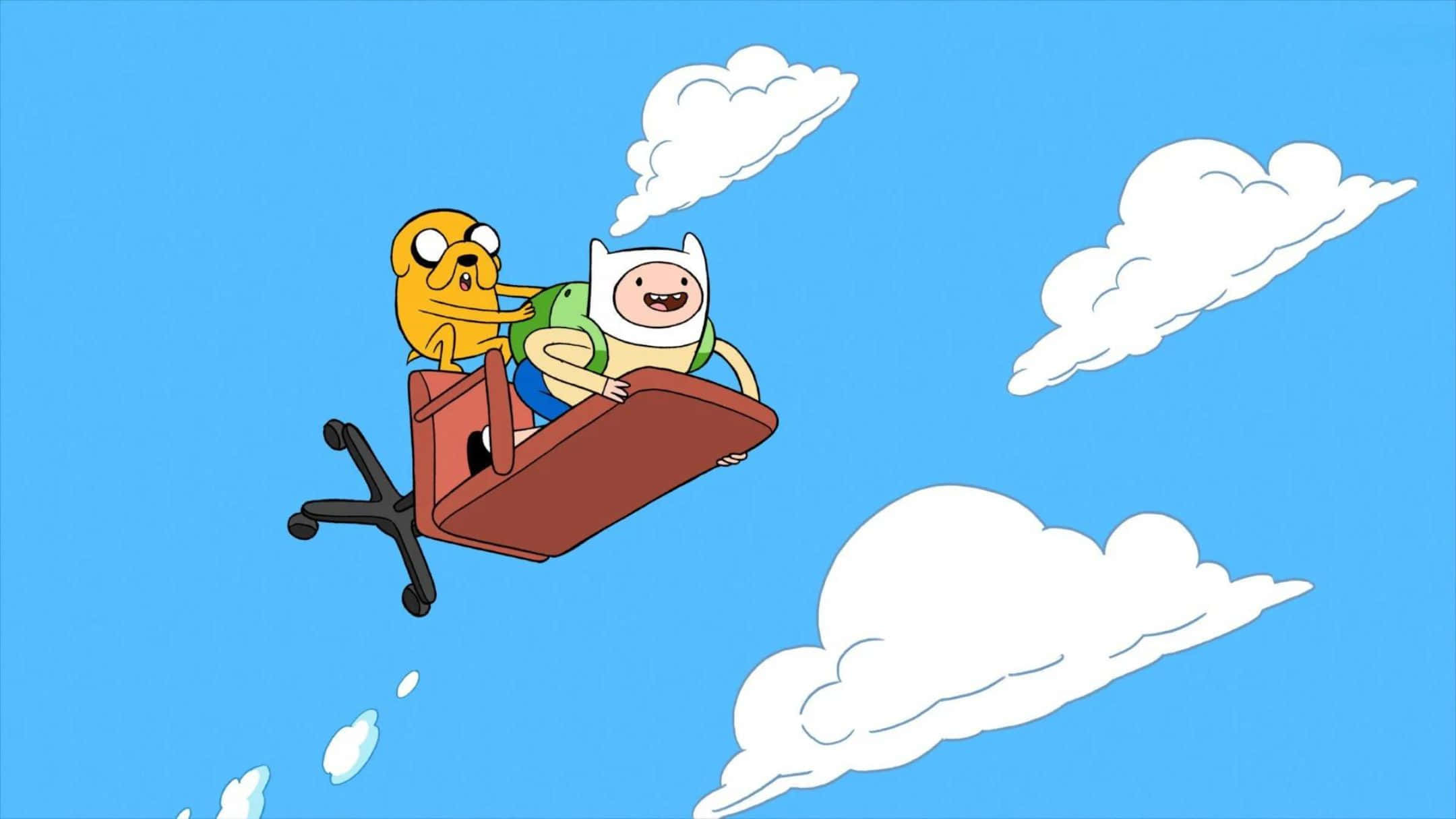 探險活寶 桌布 壁紙 — 冒險夥伴 Finn 和 Jake 愉快地乘坐飛行的辦公椅，在明亮的藍天中翱翔，經過蓬鬆的白雲。