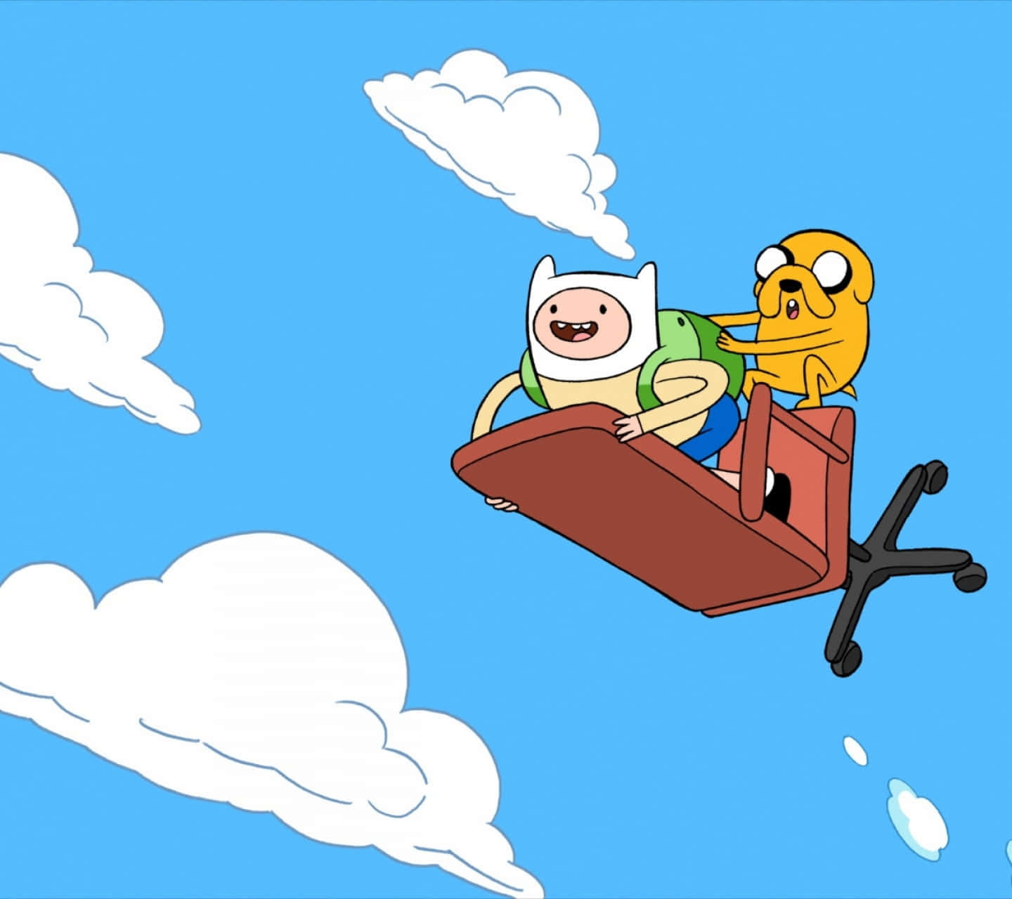 Cute Cartoon Characters 桌布 壁紙 — 冒險夥伴 Finn 和 Jake 在一張飛行的辦公椅上，在明亮的藍天中快樂地翱翔，周圍是蓬鬆的白色雲朵。
