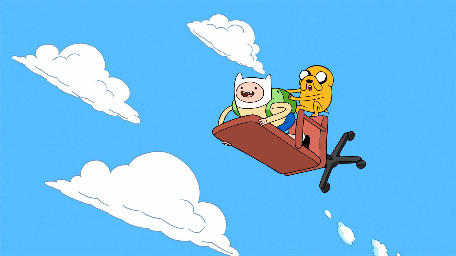 Cartoon Network Characters 桌布 壁紙 — 冒險夥伴芬恩和傑克乘坐飛天辦公椅，在明亮的藍天中翱翔，周圍環繞著蓬鬆的白雲。