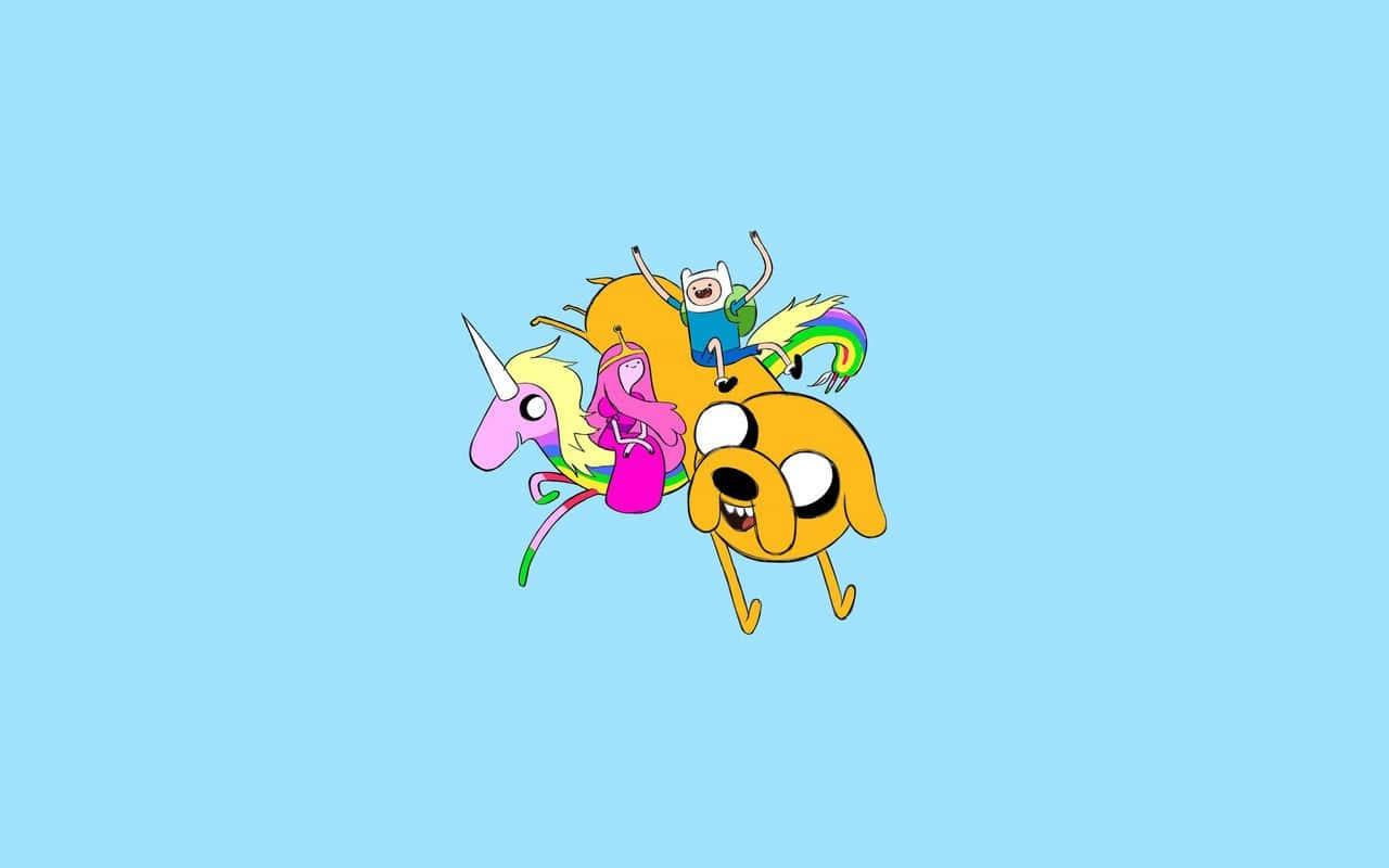 Animated Tv Series 桌布 壁紙 — 冒險角色 Finn、Jake 和 Bubblegum 公主騎著彩虹獨角獸，背景為純淺藍色。