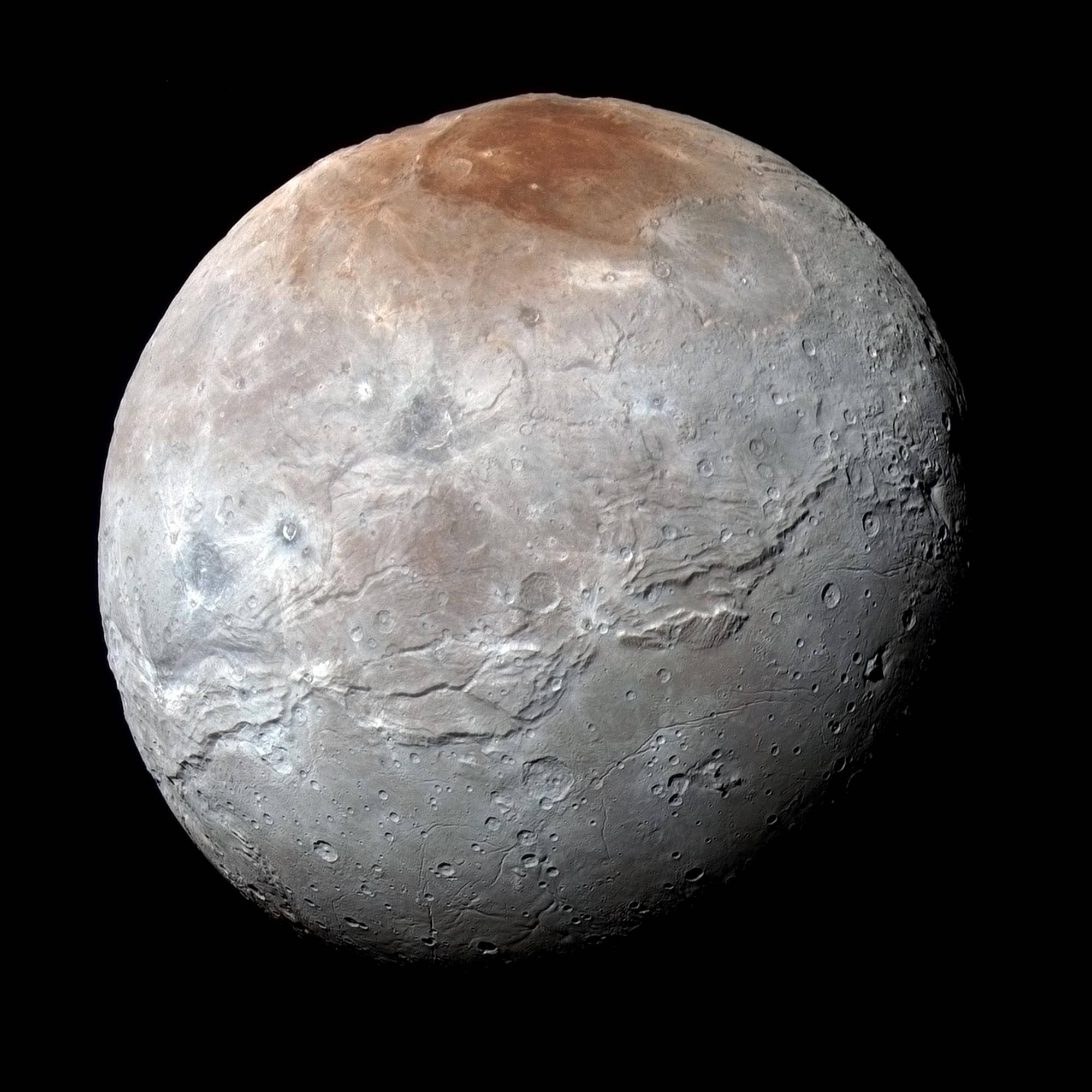 太陽系 桌布 壁紙 — 冥王星佈滿隕石坑的表面細節，在漆黑的太空中有一個突出的紅褐色極地地區。